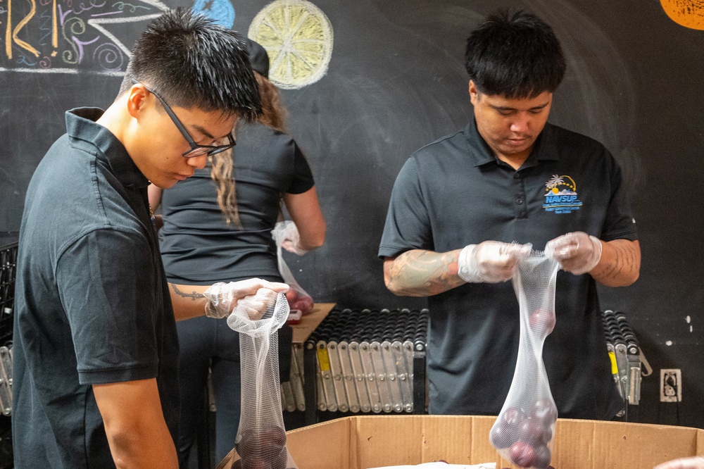 NAVSUP FLC San Diego Sailors Strengthen Community Through Volunteer Service