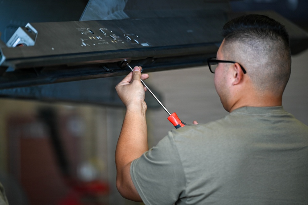 Luke AFB's 61st AMU weapons loaders test speed and safety in quarterly showdown