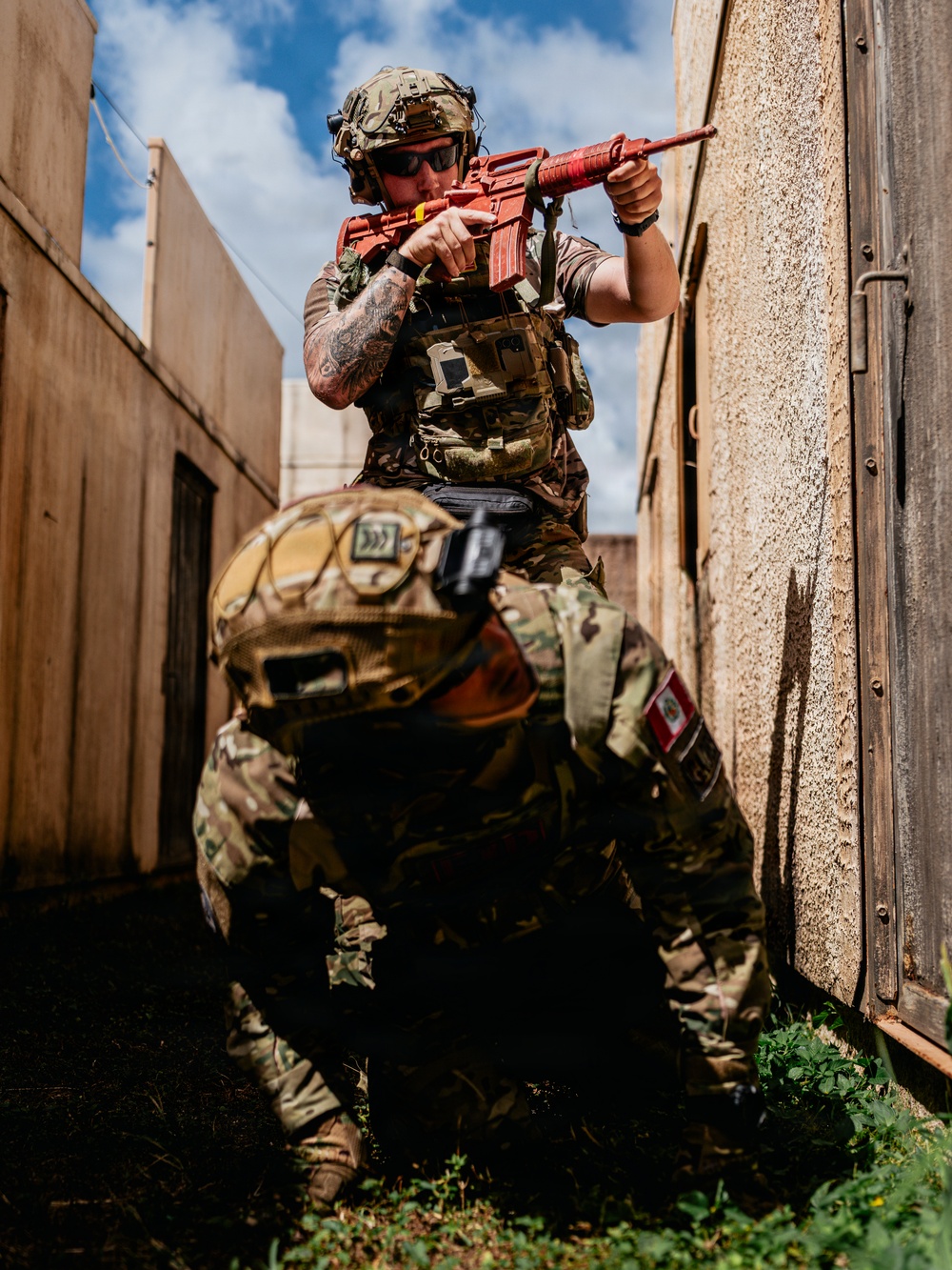 U.S. Navy and Peruvian Navy EOD participate in a dismounted response drill during RIMPAC 2026