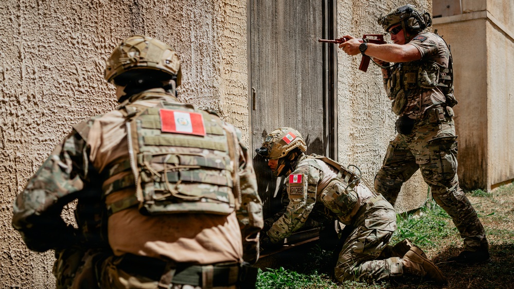 U.S. Navy and Peruvian Navy EOD participate in a dismounted response drill