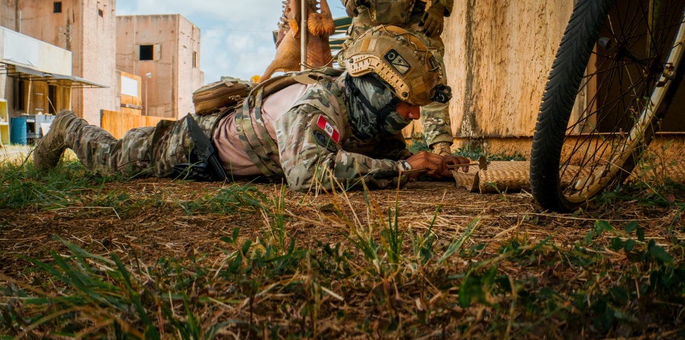 U.S. Navy and Peruvian Navy EOD participate in a dismounted response drill during RIMPAC 2026
