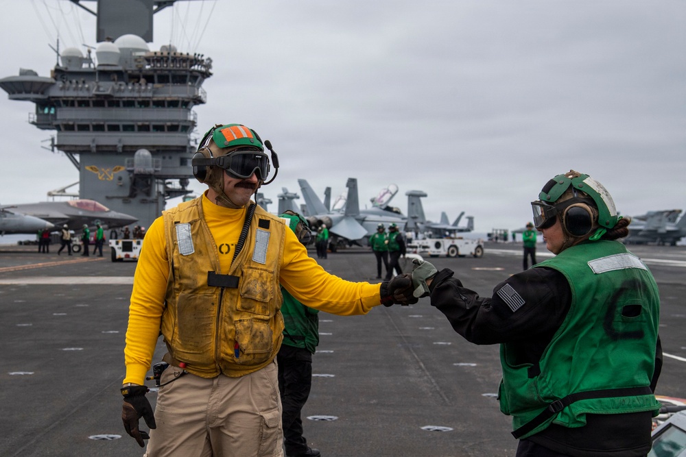USS Carl Vinson (CVN 70) conducts flight operations