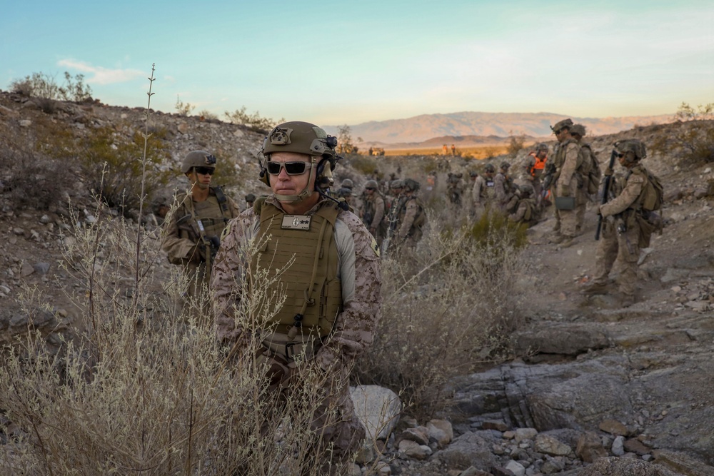 2nd MarDiv CG visits V22 at Range 400