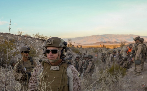 2nd MarDiv CG visits V22 at Range 400