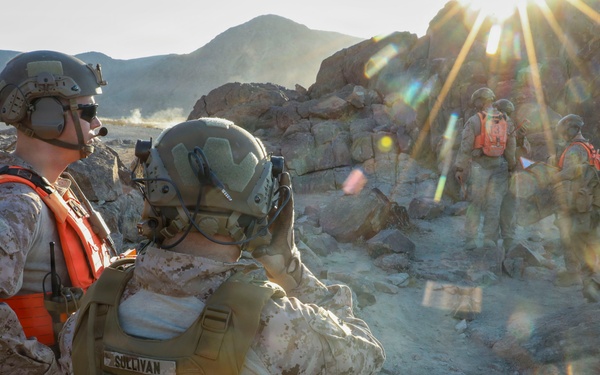 2nd MarDiv CG visits V22 at Range 400