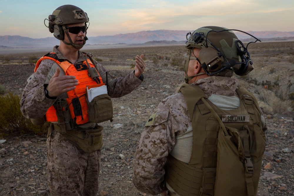 2nd MarDiv CG visits V22 at Range 400