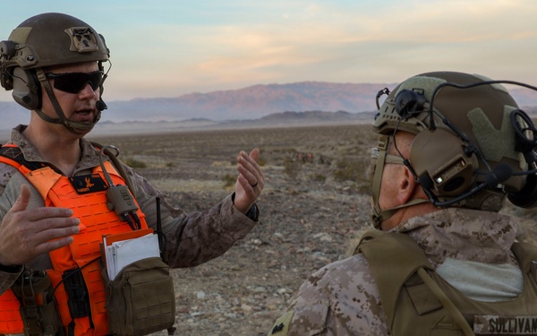 2nd MarDiv CG visits V22 at Range 400