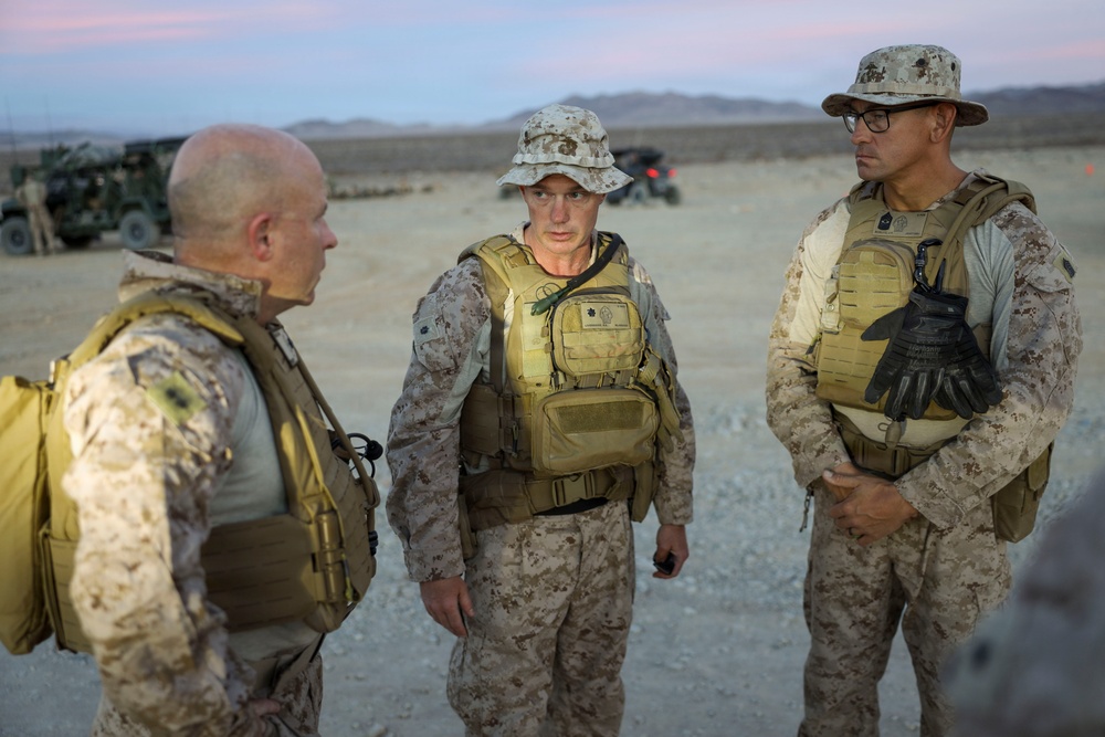 2nd MarDiv CG visits V22 at Range 400