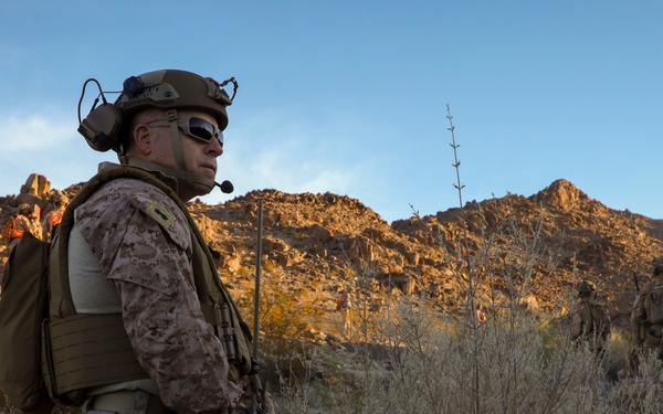 2nd MarDiv CG visits V22 at Range 400