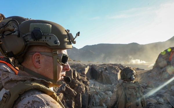 2nd MarDiv CG visits V22 at Range 400