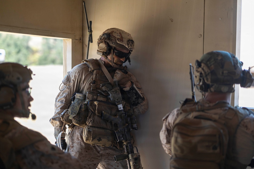 13th MEU | BLT 2/4 Conducts a Vertical Assault Raid