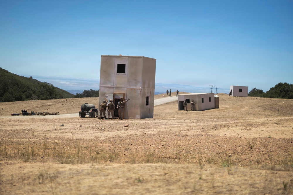 13th MEU | BLT 2/4 Conducts a Vertical Assault Raid