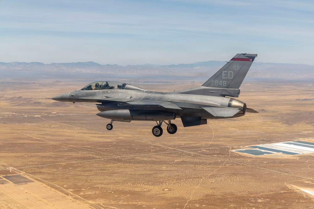 F-16 Lands at Edwards AFB
