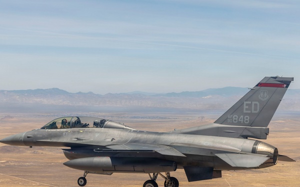 F-16 Lands at Edwards AFB