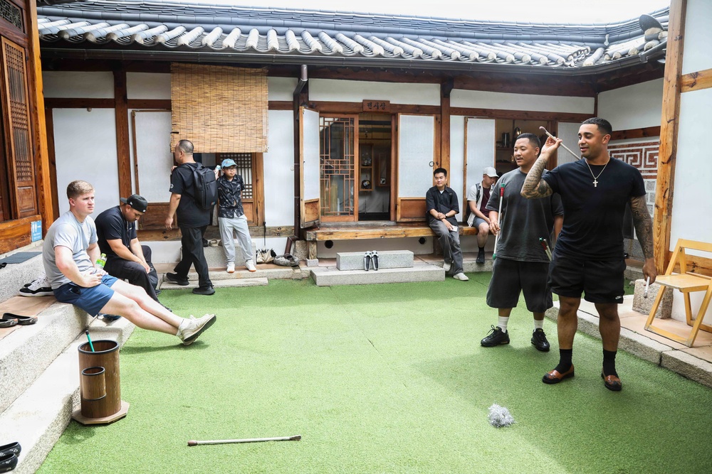 Area I newcomers explore Seoul and learn about Korean history during monthly tour