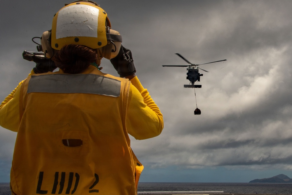 USS Essex Conducts Vertical Replenishment