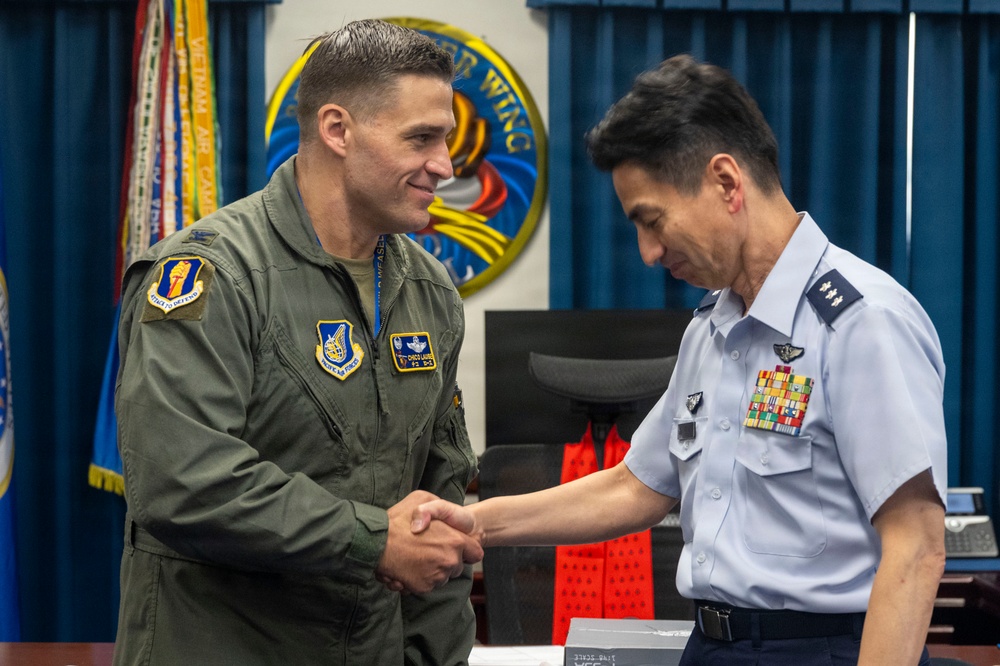 35th Fighter Wing Commander Hosts JASDF Northern Air Defense Force Commander