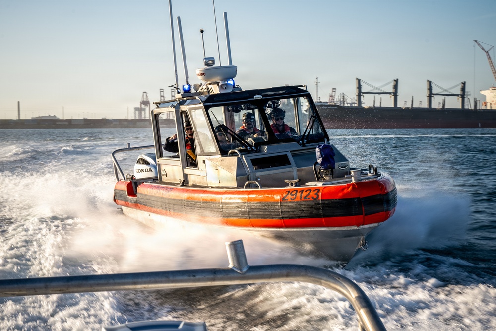 Coast Guard Station Los Angeles-Long Beach conducts non-complaint vessel pursuit training