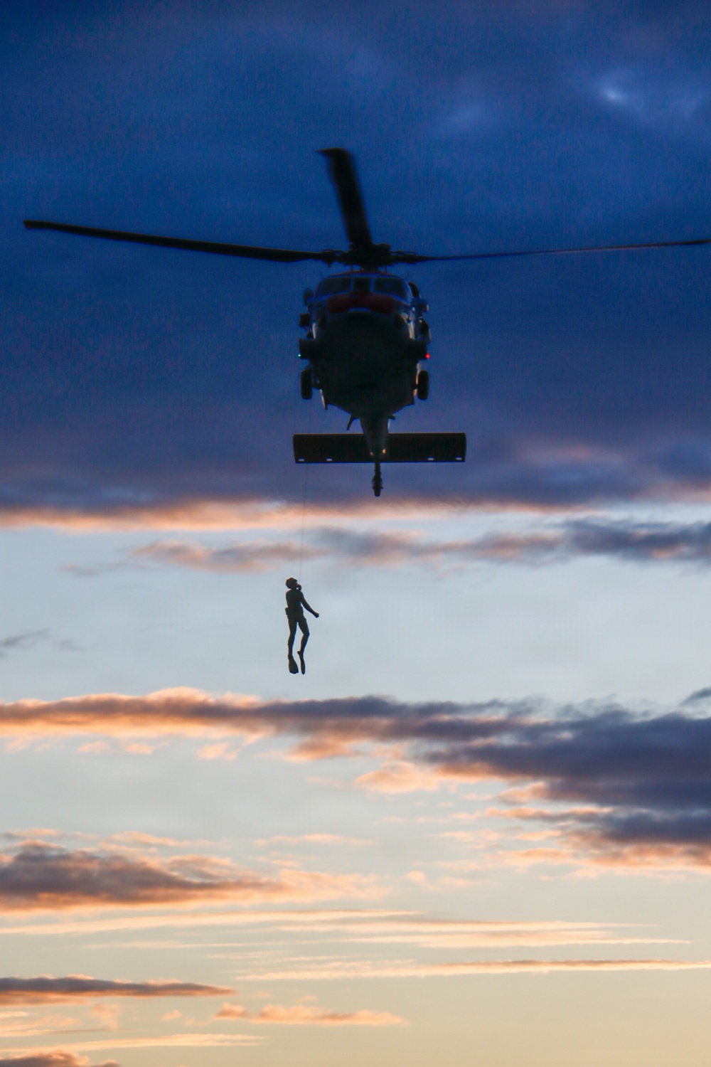 EODMU 11 and NAS Whidbey Island SAR Conduct Joint Casting Exercise