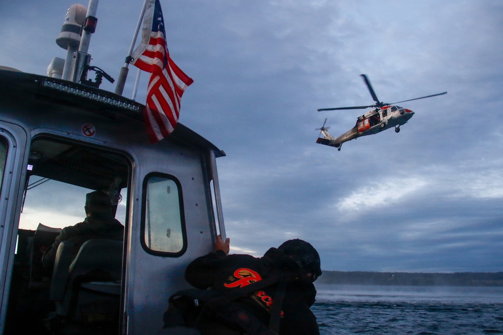 EODMU 11 and NAS Whidbey Island SAR Conduct Joint Casting Exercise