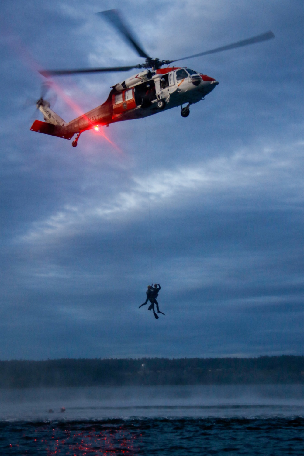 EODMU 11 and NAS Whidbey Island SAR Conduct Joint Casting Exercise