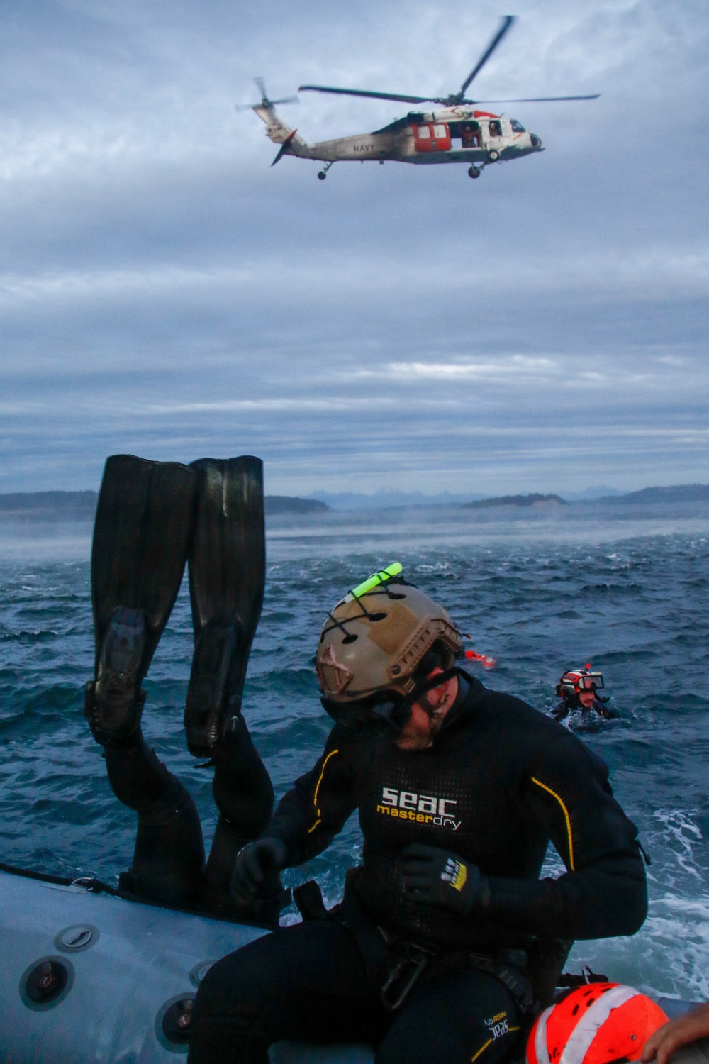 EODMU 11 and NAS Whidbey Island SAR Conduct Joint Casting Exercise