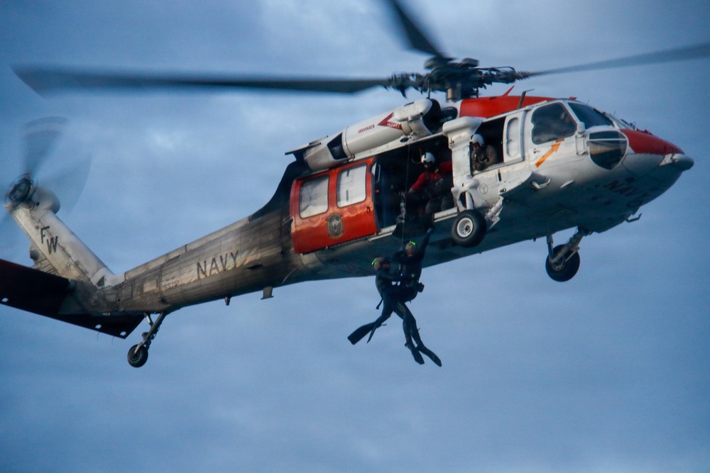 EODMU 11 and NAS Whidbey Island SAR Conduct Joint Casting Exercise