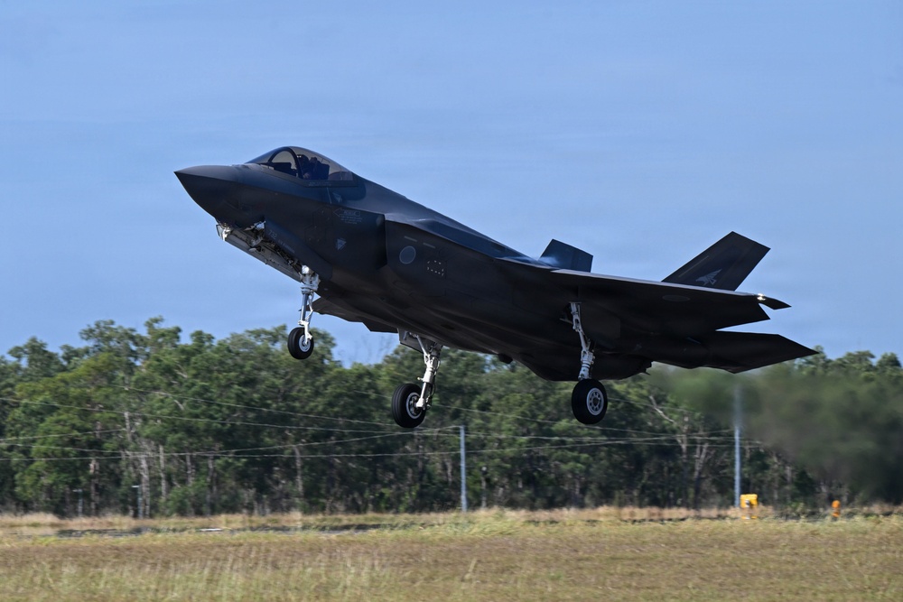 JASDF and RAAF takeoff during Southern Cross 26