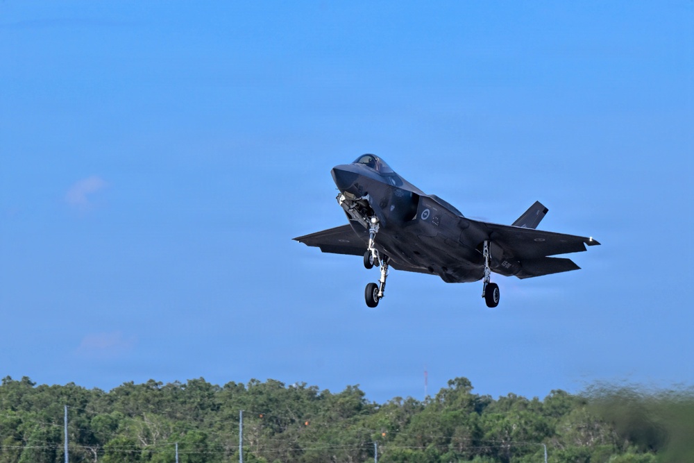 JASDF and RAAF takeoff during Southern Cross 26