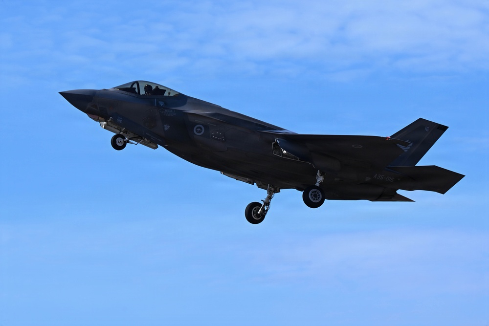 JASDF and RAAF takeoff during Southern Cross 26