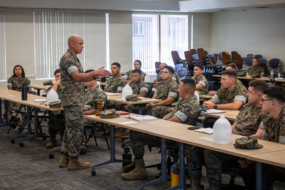 I MEF SgtMaj speaks at a SSgt Transition Seminar
