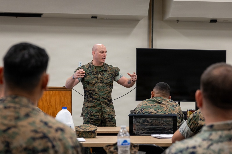 I MEF SgtMaj speaks at a SSgt Transition Seminar
