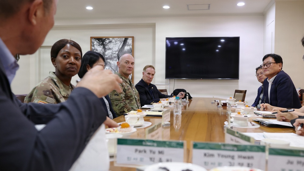 403rd AFSB command team visits Suseong-gu mayor to discuss future relations