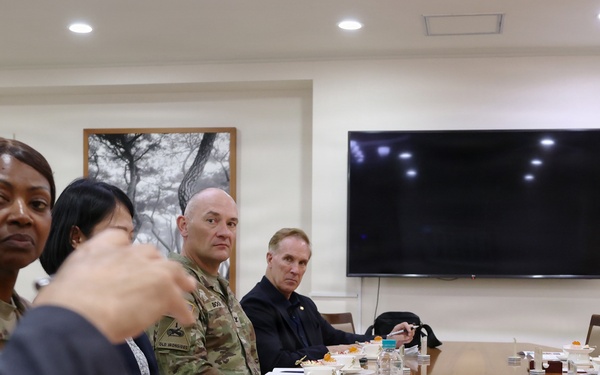 403rd AFSB command team visits Suseong-gu mayor to discuss future relations