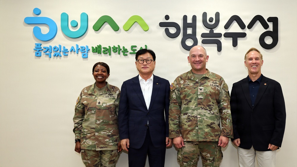 403rd AFSB command team visits Suseong-gu mayor to discuss future relations