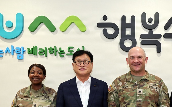 403rd AFSB command team visits Suseong-gu mayor to discuss future relations