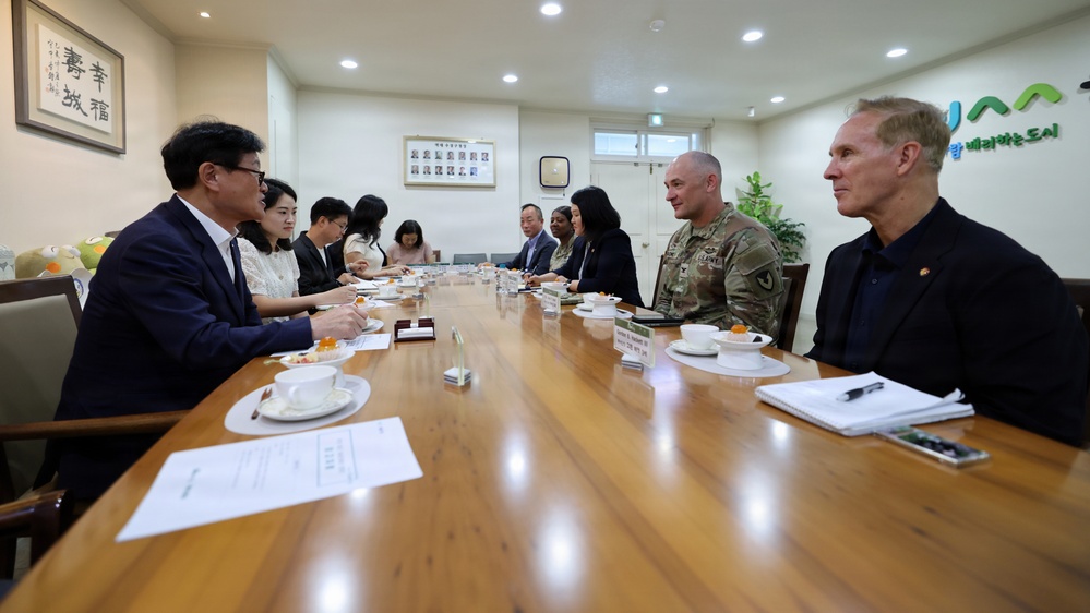 403rd AFSB command team visits Suseong-gu mayor to discuss future relations
