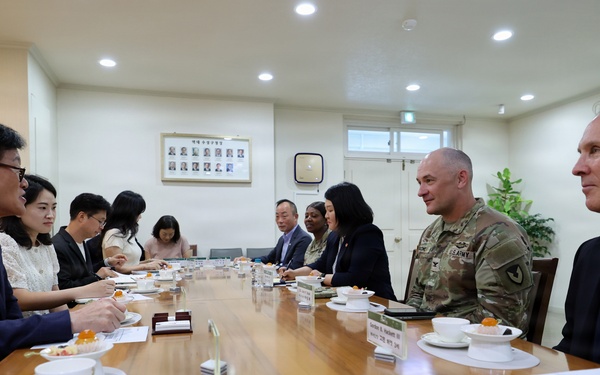 403rd AFSB command team visits Suseong-gu mayor to discuss future relations
