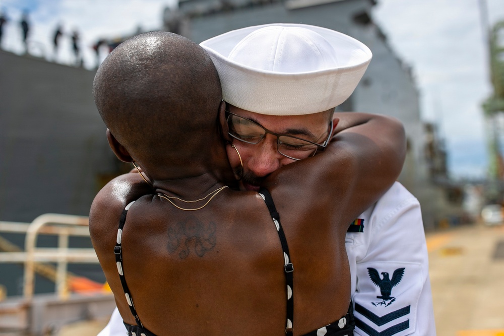 USS Rushmore (LSD 47) Returns to Sasebo, Japan