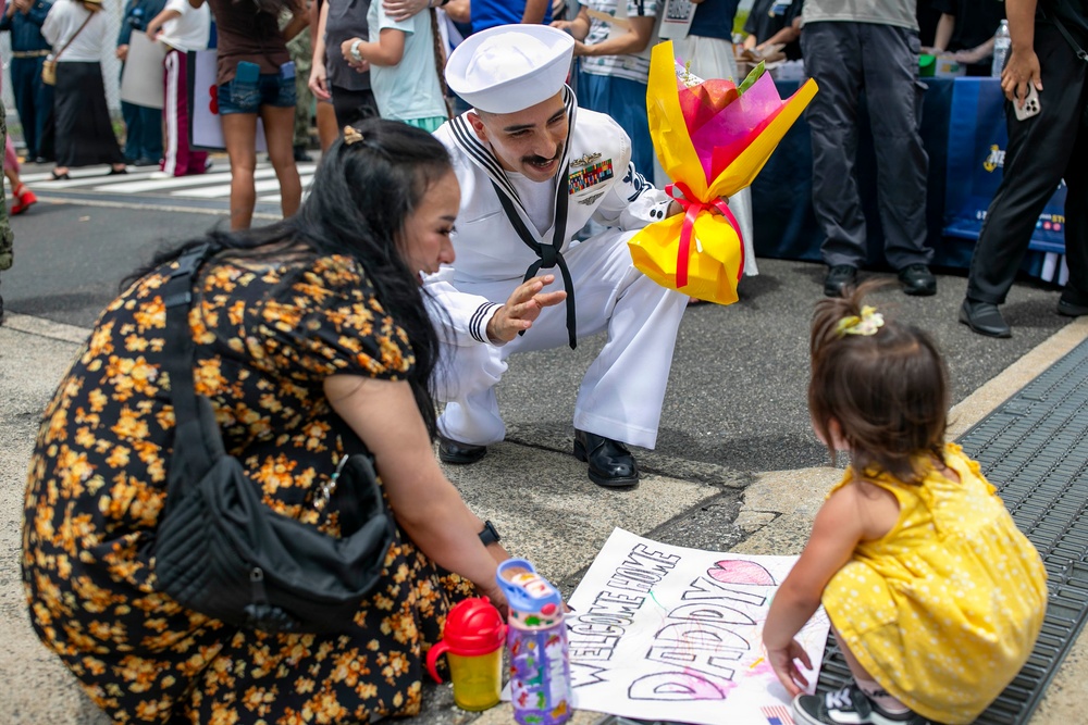 USS Rushmore (LSD 47) Returns to Sasebo, Japan
