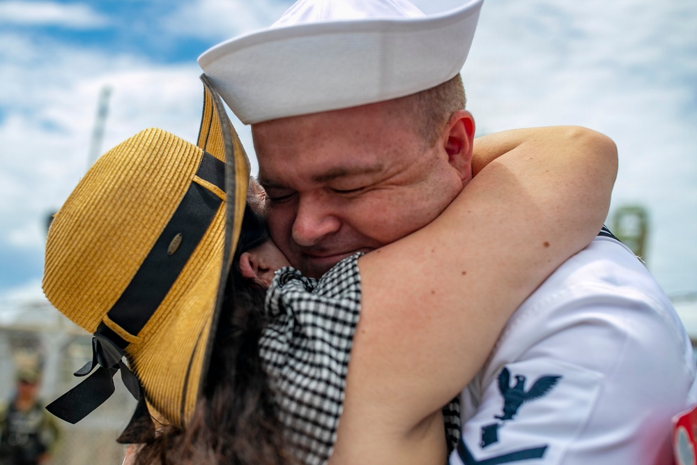 USS Rushmore (LSD 47) Returns to Sasebo, Japan