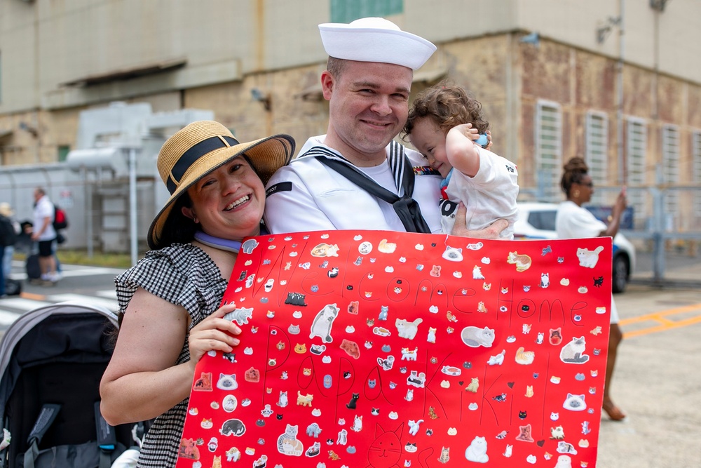 USS Rushmore (LSD 47) Returns to Sasebo, Japan