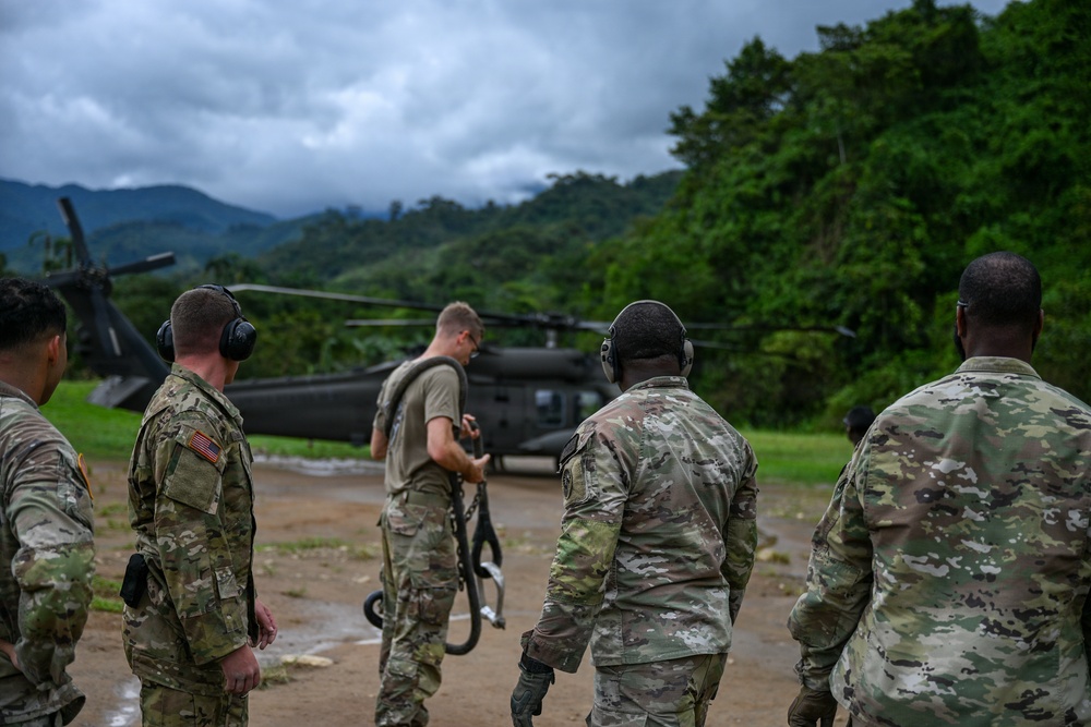 Joint Task Force-Bravo collaborates with Servicio Nacional Aeronaval to deliver bridge materials