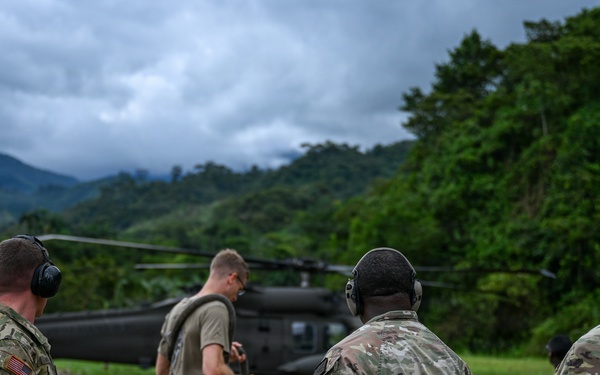 Joint Task Force-Bravo collaborates with Servicio Nacional Aeronaval to deliver bridge materials