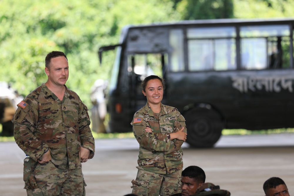 U.S., Bangladesh Soldiers Conduct Bus Raid Class