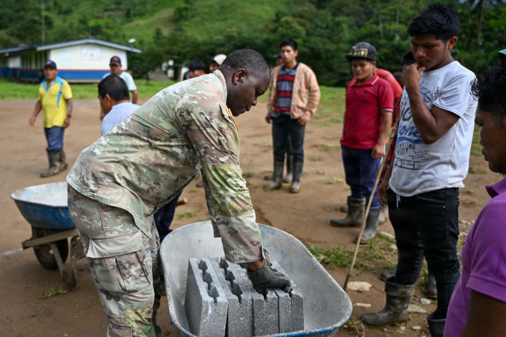 Joint Task Force-Bravo collaborates with Servicio Nacional Aeronaval to deliver bridge materials