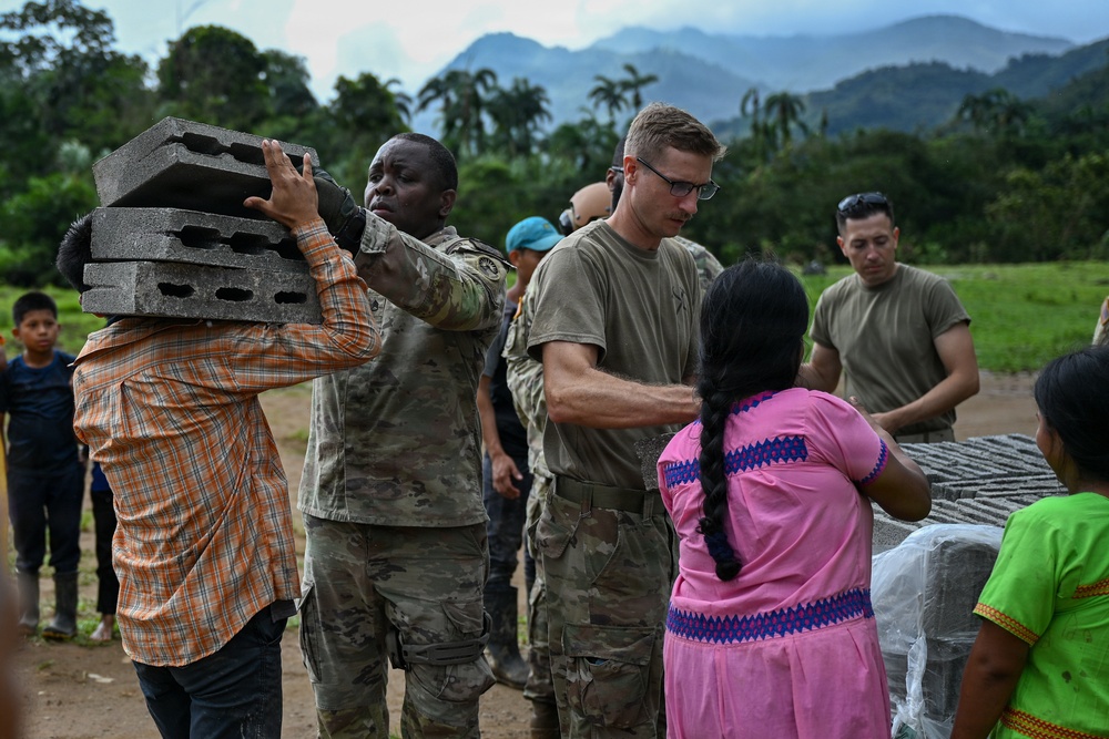 Joint Task Force-Bravo collaborates with Servicio Nacional Aeronaval to deliver bridge materials