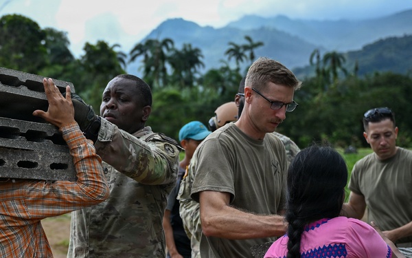 Joint Task Force-Bravo collaborates with Servicio Nacional Aeronaval to deliver bridge materials