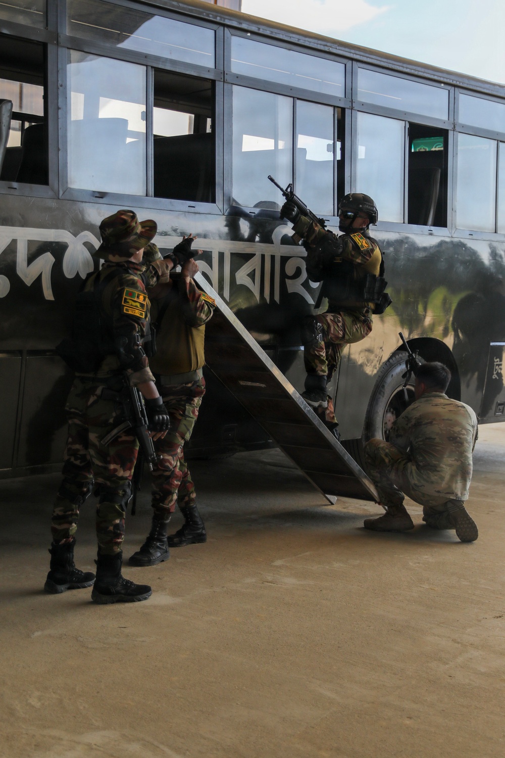U.S., Bangladesh Soldiers Conduct Bus Raid Class
