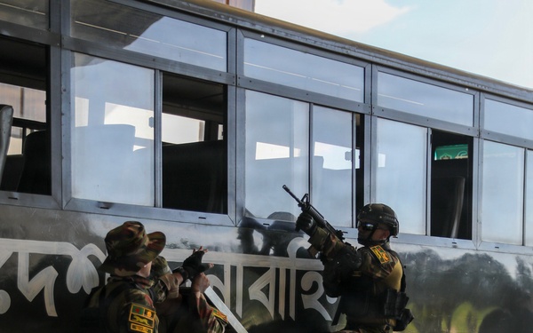 U.S., Bangladesh Soldiers Conduct Bus Raid Class